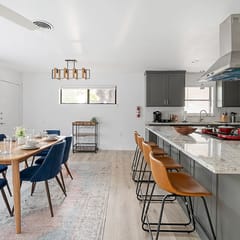 The Oak | King Bed & HUGE Backyard
