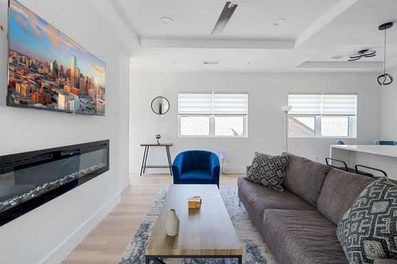 Modern Townhome - Rooftop &  Backyard Garage - Image 1
