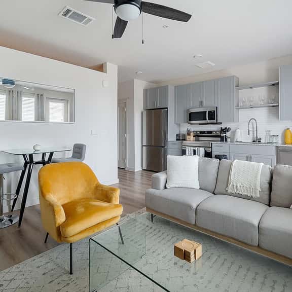 Sky-High Comfort 1BR | Gym| Pool | Pet Friendly - Image 1