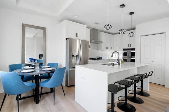 Modern Townhome - Rooftop &  Backyard Garage - Image 2
