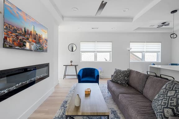 Modern Townhome - Rooftop &  Backyard Garage - Image 1